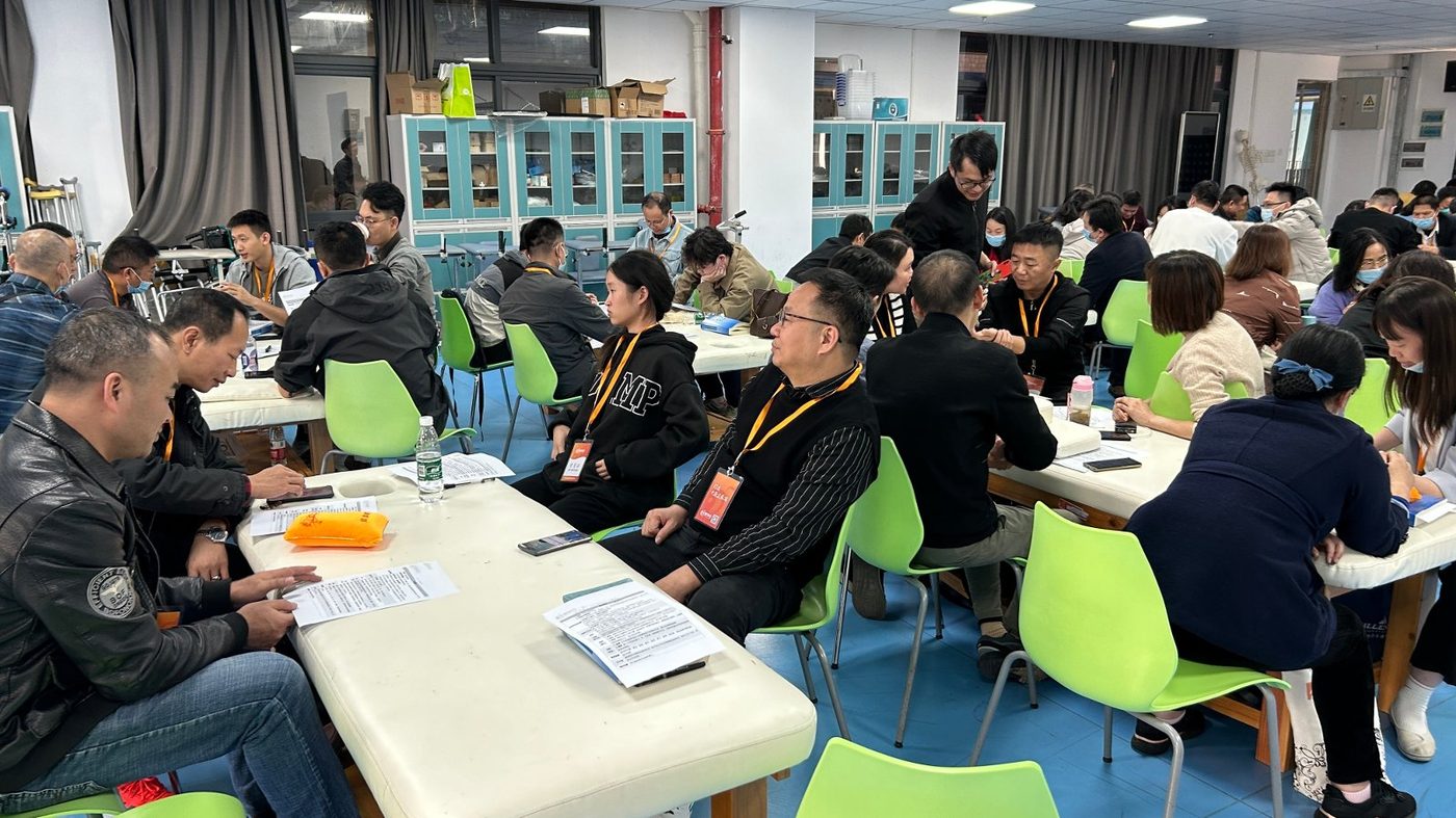 金华佗中医师承线下课程大教室，学员分组就座听课