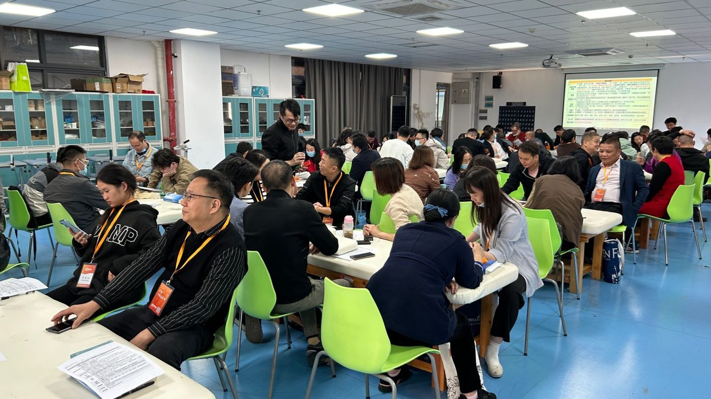 金华佗中医师承线下课程现场，教室内学员满座听课